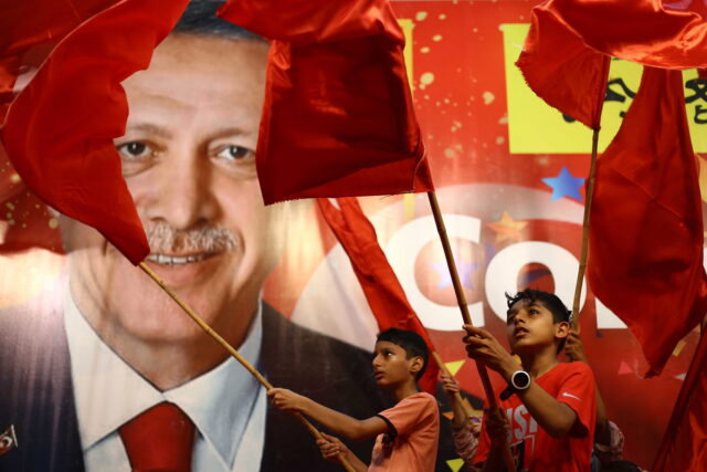 Τουρκία: Σε νέο ιστορικό χαμηλό η ισοτιμία της λίρας έναντι του δολαρίου, καθώς ο Ερντογάν ετοιμάζει το νέο υπουργικό συμβούλιο