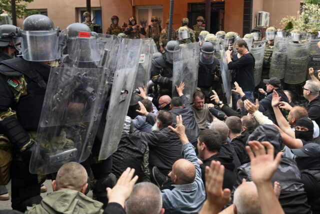 Ένταση στο Κόσοβο: Στρατιώτες του ΝΑΤΟ φρουρούν κτίριο σε πόλη Σέρβων