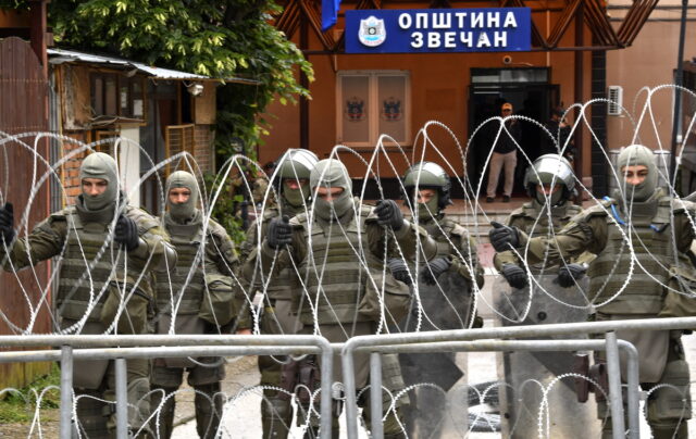 Αμερικανοί στρατιώτες φρουρούν δημαρχείο στο βόρειο Κόσοβο