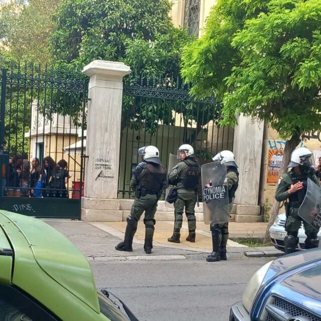 Αρχιτεκτονική Αθηνών: ΜΑΤ απαγορεύουν σε φοιτητές να μπουν και να βγουν από το τμήμα