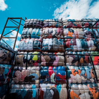 «Γυρίστε πίσω στους λευκούς τα second hand ρούχα»: Στη Δύση τα χαιρόμαστε, στην Αφρική τους καταστρέφουν