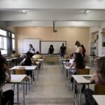 Καύσωνας: Γονείς κουβαλούν ανεμιστήρες στα σχολεία για να δώσουν τα παιδιά εξετάσεις [ΒΙΝΤΕΟ]
