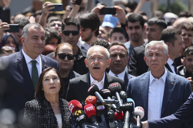 Πηγές του Κιλιτσντάρογλου αναφέρουν στο Reuters ότι ο αρχηγός της αντιπολίτευσης προηγείται με μικρή διαφορά του Ερντογάν