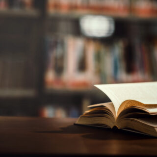 Πώς διασφαλίζει ο νόμος «το συμφέρον του τέκνου» που έχει καταγγείλει τον γονέα του για κακοποίηση;