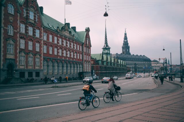 Η Δανία απαγορεύει την κυκλοφορία των αυτοκινήτων στις ζώνες «νυχτερινής ζωής»