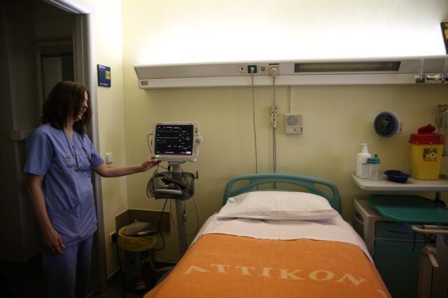 Ράντζα ακόμη και στους διαδρόμους του νοσοκομείου «Αττικόν» καταγγέλλει η ΠΟΕΔΗΝ