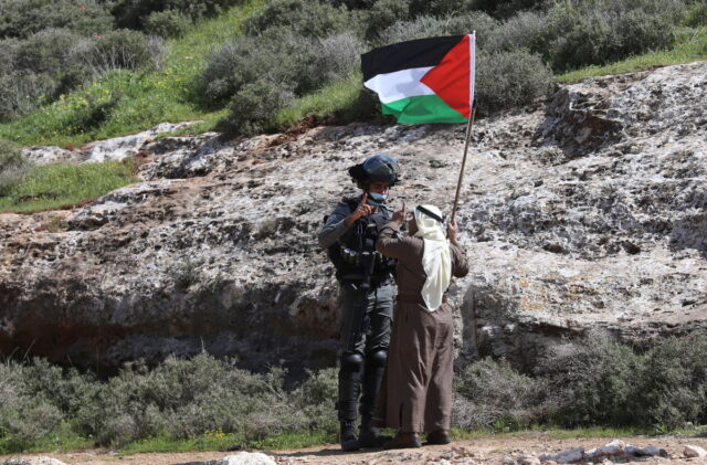 Το Ισραήλ εγκρίνει την ανέγερση χιλιάδων νέων κατοικιών στους παράνομους εποικισμούς στην κατεχόμενη Δυτική Όχθη