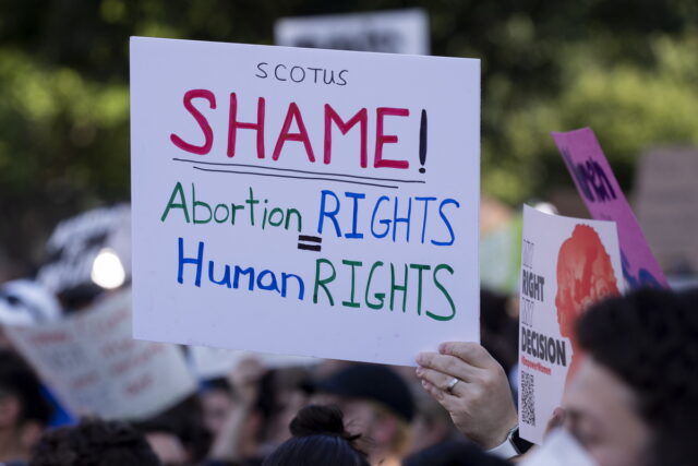 Αμβλώσεις στις ΗΠΑ: Ένα χρόνο μετά την απόφαση του Ανώτατου Δικαστηρίου η «μάχη» των γυναικών για ανθρώπινα δικαιώματα συνεχίζεται