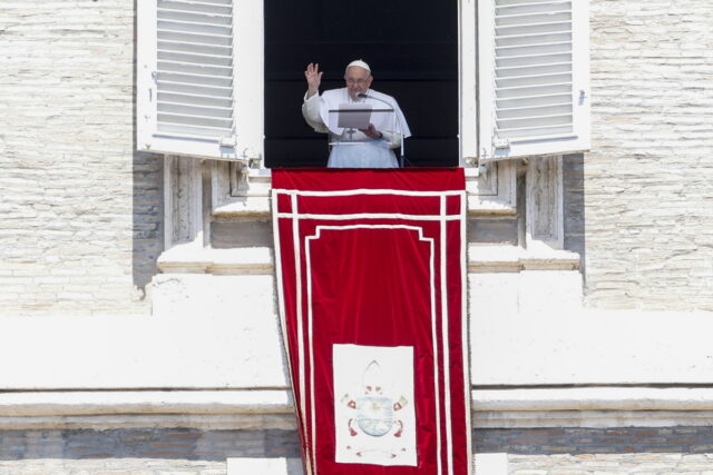 Ο πάπας Φραγκίσκος ξανά στο νοσοκομείο για επείγουσα εγχείρηση