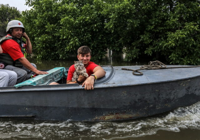 Καταστροφή φράγματος στην Ουκρανία: Οι διασώστες δίνουν αγώνα για να σώσουν κατοικίδια ζώα στις πλημμυρισμένες περιοχές