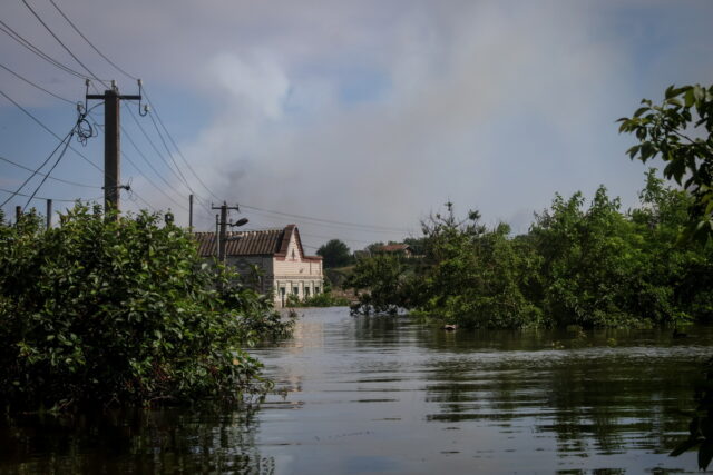Ζελένσκι: «Δυσκολίες στην πρόσβαση σε πόσιμο νερό για εκατοντάδες χιλιάδες ανθρώπους» – Τουλάχιστον 5 νεκροί από τις πλημμύρες