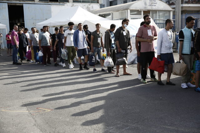 Έφτασαν στο ΚΥΤ της Μαλακάσας οι διασωθέντες από το ναυάγιο της Πύλου