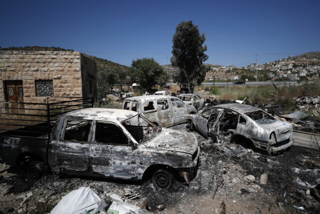 Ταραχές στην κατεχόμενη Δυτική Όχθη από οργισμένους εποίκους μετά τους φόνους Ισραηλινών