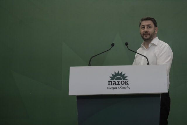 Στη Σέριφο ο Νίκος Ανδρουλάκης – Συνάντηση με τον δήμαρχο και επίσκεψη στο πολυδύναμο ιατρείο