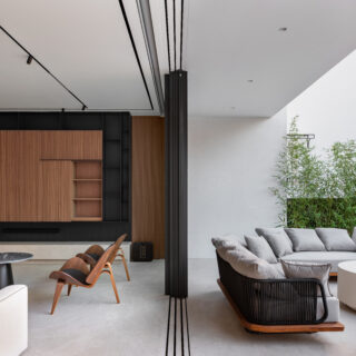 Casa Magda: Μια νέα μονοκατοικία συνδυάζει την κοινωνικοποίηση με την ιδιωτικότητα