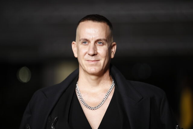 Ο Jeremy Scott αποχωρεί από τη Moschino και κάνει μόδα με ανακύκλωση παλαιών μερών αυτοκινήτων