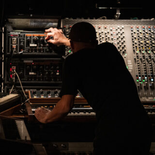 Nils Frahm: «Έχω δημιουργήσει ήχους παίζοντας πιάνο με πιγκάλ τουαλέτας»