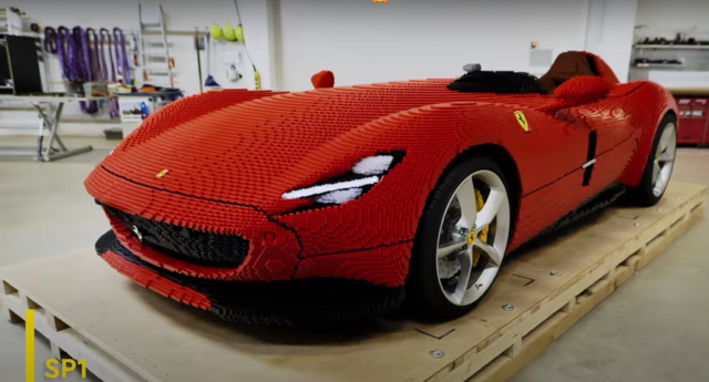 Μια Ferrari φτιαγμένη με πάνω από 380.000 κυβάκια σε φυσικό μέγεθος