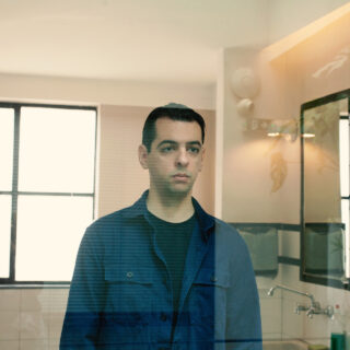 O Johnny Labelle πιστεύει ότι η τέχνη είναι μια μορφή ασκητισμού – και λατρεύει το καραόκε