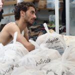 Ναυάγιο στην Πύλο: Με φωτογραφίες στα χέρια ψάχνουν τους ανθρώπους τους στη Μαλακάσα