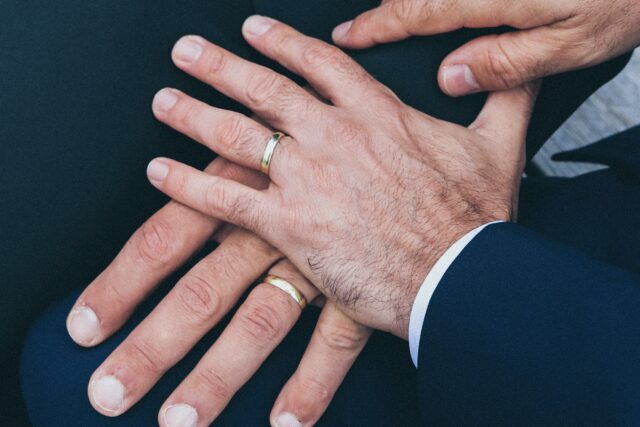 Η Εσθονία νομιμοποίησε τον γάμο ομόφυλων ζευγαριών