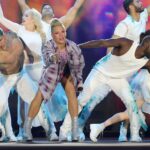 Πέταξε την τέφρα της μητέρας του στη σκηνή την ώρα που τραγουδούσε η Pink [ΒΙΝΤΕΟ]