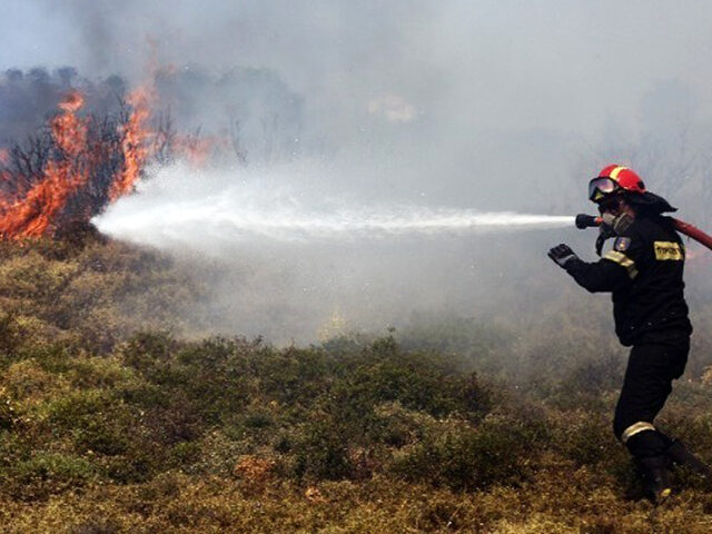 Φωτιά κοντά σε κατοικημένη περιοχή στην Κρεμαστή Ρόδου