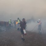 Φωτιά στον Σαρωνικό: Τραυματίστηκαν τρεις εθελοντές πυροσβέστες