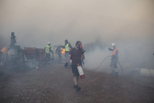 Φωτιά στον Σαρωνικό: Τραυματίστηκαν τρεις εθελοντές πυροσβέστες