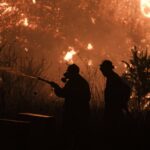 Πυρκαγιά στην Καβάλα: Τραυματίστηκαν δύο πυροσβέστες