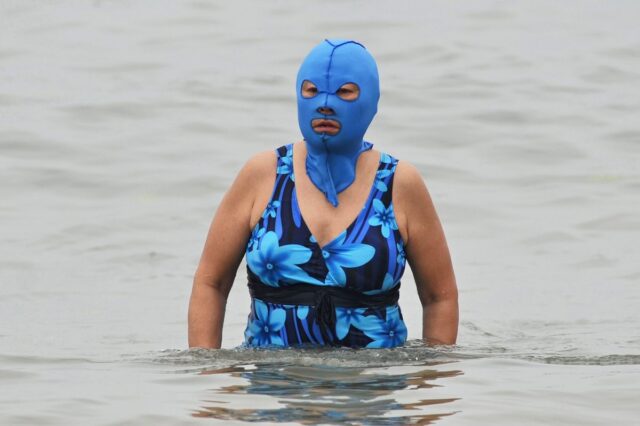 Facekini: Η νέα μόδα στην Κίνα για να προφυλαχθούν από τον καύσωνα