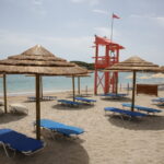 ΑΑΔΕ: Λουκέτο σε γνωστό beach bar στην Βουλιαγμένη που «ξεχνούσε» να κόβει αποδείξεις