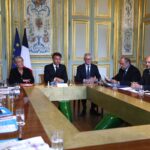 Επεισόδια στη Γαλλία: Ο Μακρόν θα εξέταζε τη διακοπή πρόσβασης στα social media αν τα πράγματα «ξέφευγαν»