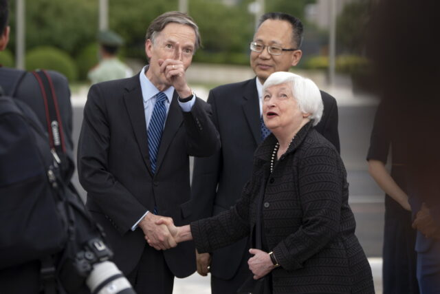 Η υπουργός Οικονομικών των ΗΠΑ επισκέπτεται στην Κίνα