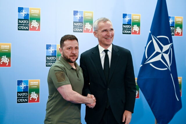 ΝΑΤΟ: Ο Ζελένσκι περιμένει «καλά νέα» από τη συνάντησή του με τον Σολτς