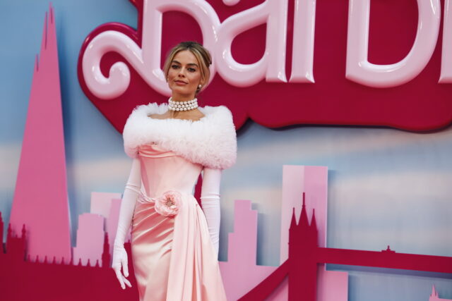 Αυτή η Barbie στηρίζει τα συνδικάτα: Η Μάργκοτ Ρόμπι υπέρ της απεργίας των ηθοποιών στο Χόλιγουντ [ΒΙΝΤΕΟ]