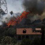 Φωτιά στον Νέο Κουβαρά: Παραδόθηκαν στις φλόγες τα πρώτα σπίτια