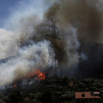 Ανεξέλεγκτη η φωτιά στον Νέο Κουβαρά: Εκκενώνονται περιοχές