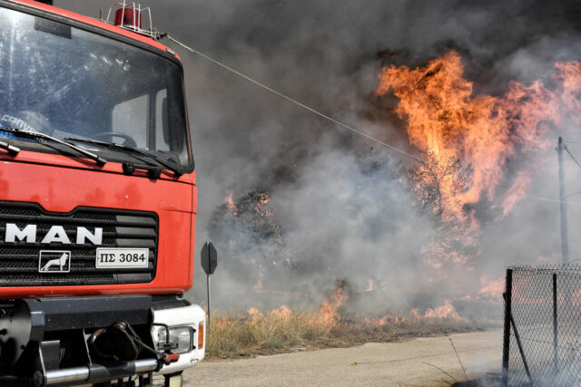 Συνεχίζεται η μάχη με τις φλόγες σε Ρόδο, Κάρυστο, Κέρκυρα και Δερβενάκια Αχαΐας