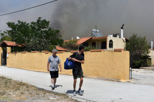 Λουτράκι: Εναέριες και επίγειες πυροσβεστικές δυνάμεις «παλεύουν» με τις αναζωπυρώσεις