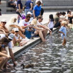 Ο Παγκόσμιος Μετεωρολογικός Οργανισμός προειδοποιεί για τους κινδύνους στην υγεία καθώς ο καύσωνας αναμένεται να ενταθεί 