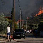 Ολική καταστροφή από την πυρκαγιά στη Σαρωνίδα – Στη θάλασσα σταμάτησαν οι φλόγες