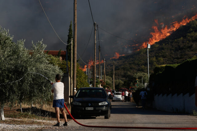 Ολική καταστροφή από την πυρκαγιά στη Σαρωνίδα – Στη θάλασσα σταμάτησαν οι φλόγες