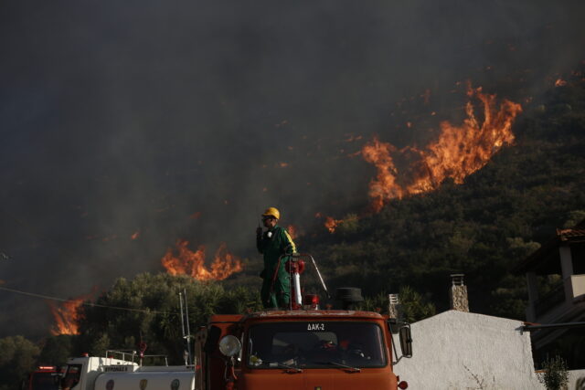 Πυρκαγιά στα Καλύβια Θορικού – Προειδοποιητικό μήνυμα του 112 στους κατοίκους