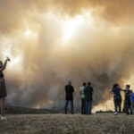 Εκτός ελέγχου η πυρκαγιά στη Μάνδρα – Δεύτερη φωτιά στο Δαφνί