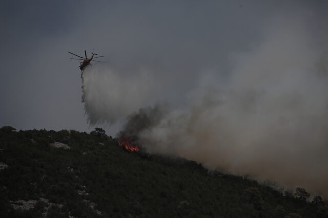 Η φωτιά από τα Δερβενοχώρια τώρα απειλεί τη Μάνδρα και οικισμούς της