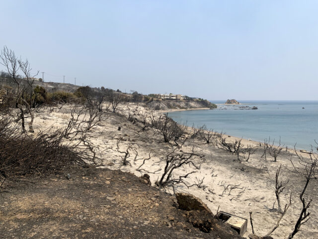 Ολονύχτια μάχη με τις φλόγες σε Ρόδο, Αίγιο, Κέρκυρα, Κάρυστο και Υλίκη