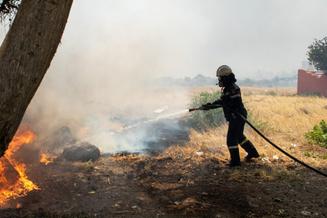 Πάτρα: Φωτιά στον οικισμό Πλατάνι – Απομακρύνθηκαν μαθητές από σχολείο