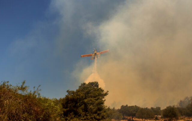Ρόδος: Φωτιά σε δασική περιοχή κοντά στο χωριό Ψίνθος