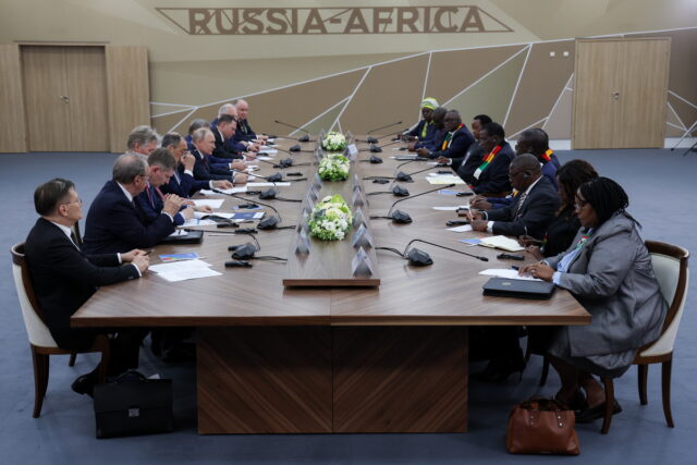 Ο Πούτιν λέει στους Αφρικανούς ηγέτες ότι η Μόσχα εξετάζει το ειρηνευτικό τους σχέδιο για την Ουκρανία